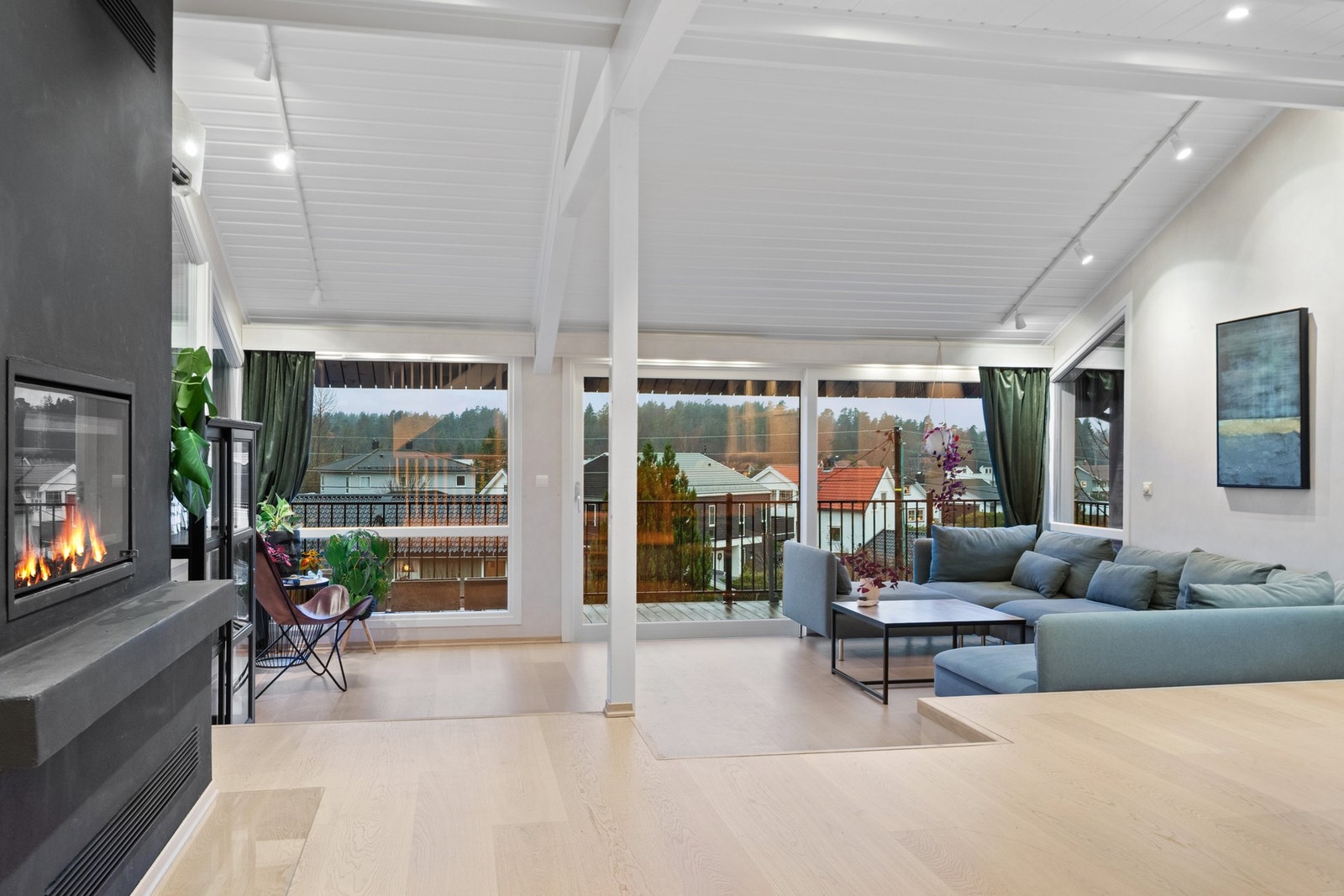 Med både peis og nyere varmepumpe får man det lunt og godt i stuen Galleribilde