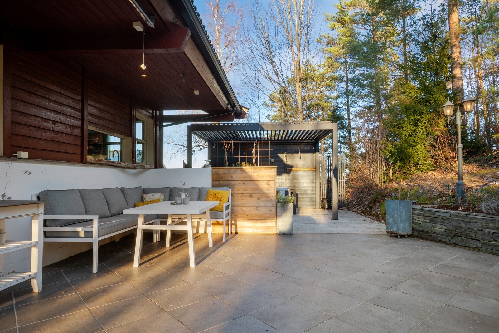 Deler av uteplassen består av en ny treterrasse med flott pergola Galleribilde