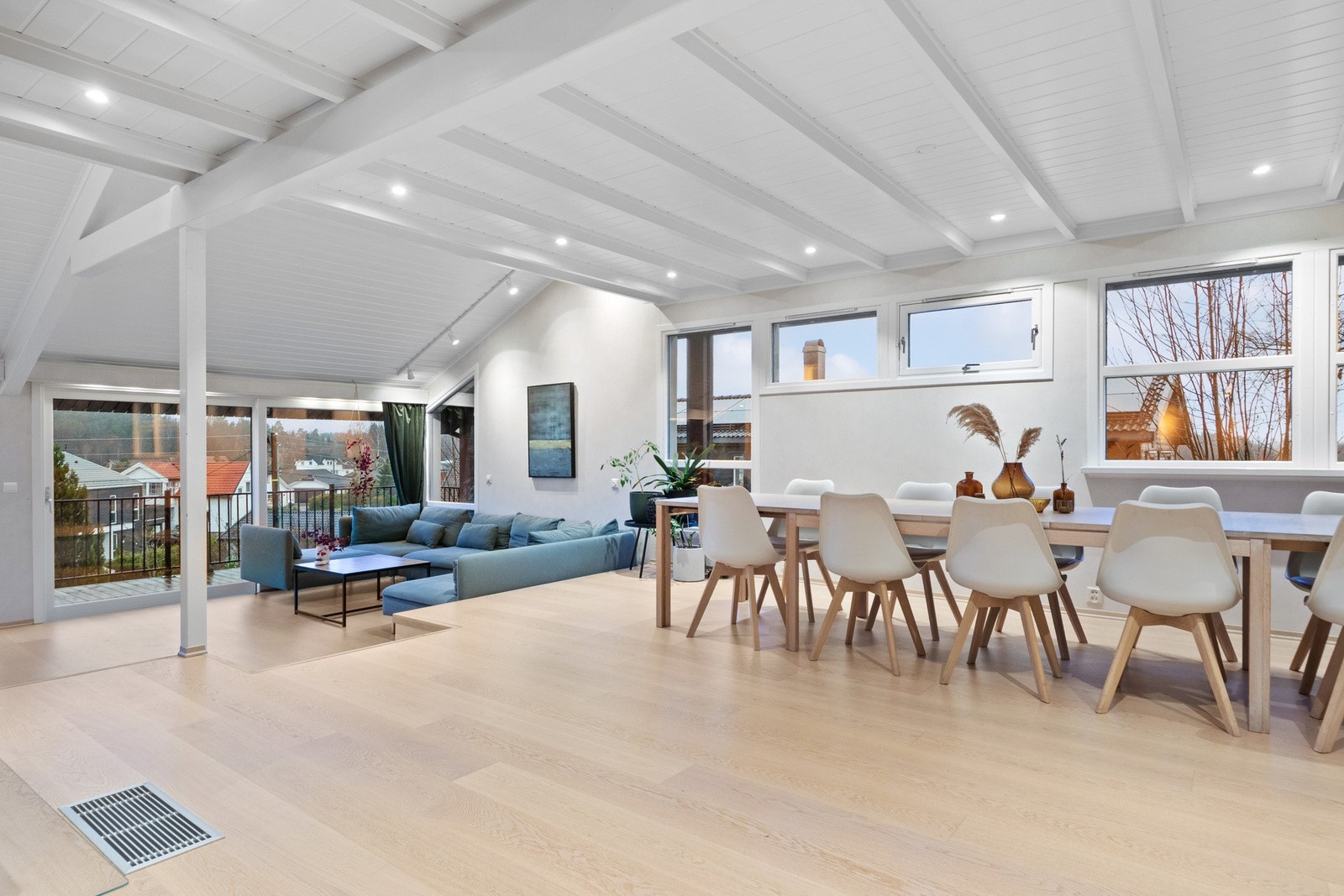 Øverst samles venner og familie rundt et stort langbord utenfor kjøkkenet Galleribilde