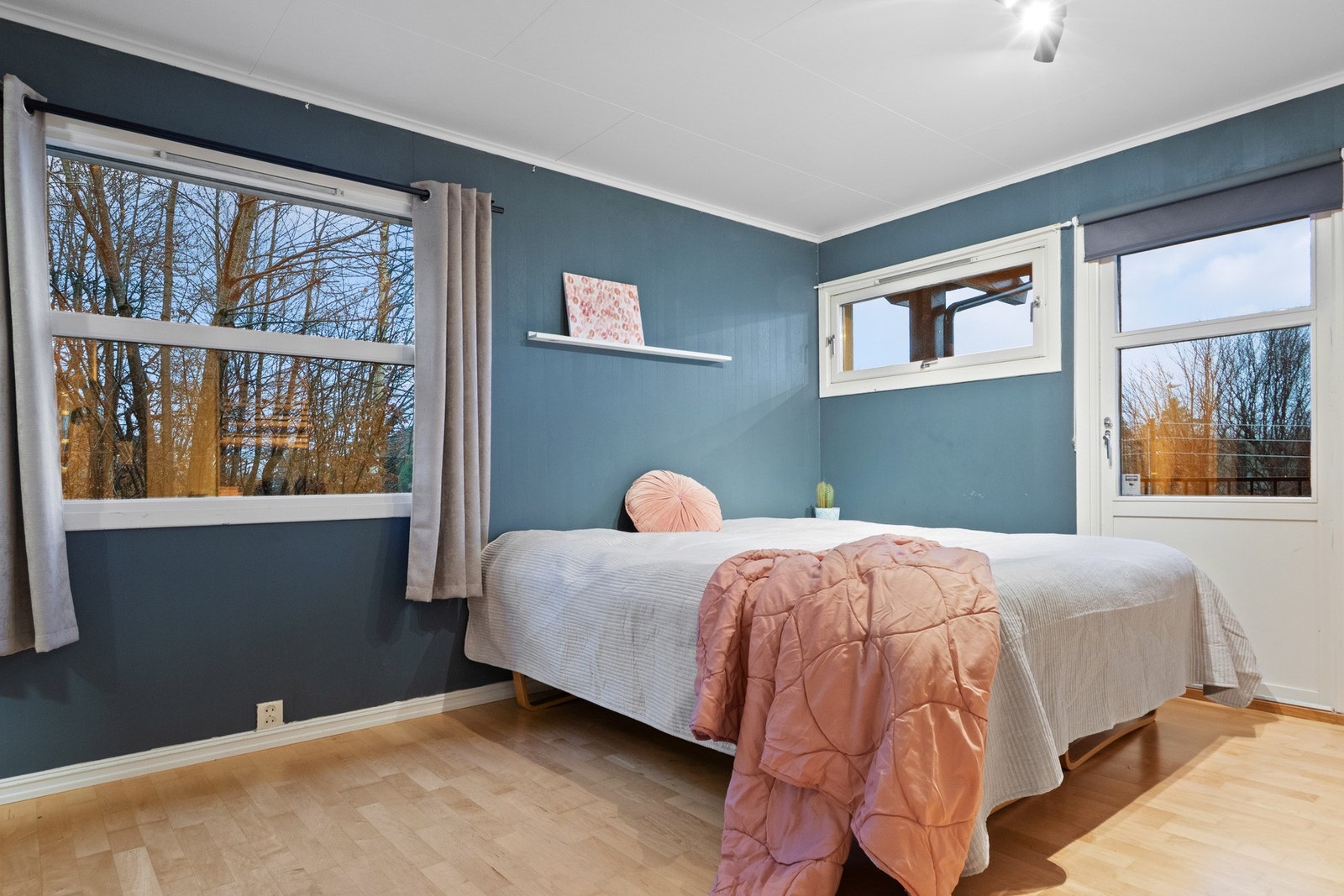 Det største soverommet på hovedplanet har privat balkong og eget bad i suiteløsning Galleribilde