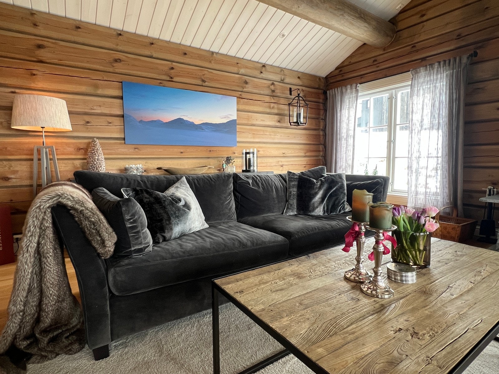 Stuen 1. etg. Her er det god takhøyde. Dette sørger for en deilig romfølelse Galleribilde