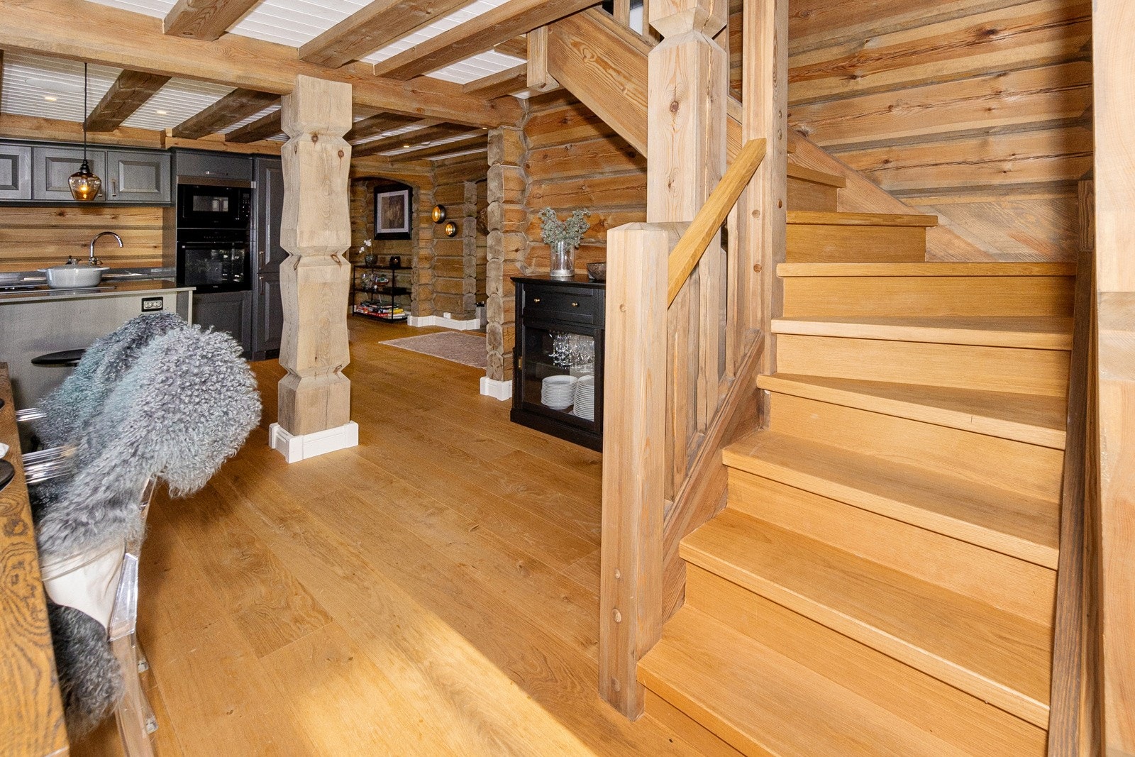 Solid og pen trapp opp til 2 etasje. Galleribilde