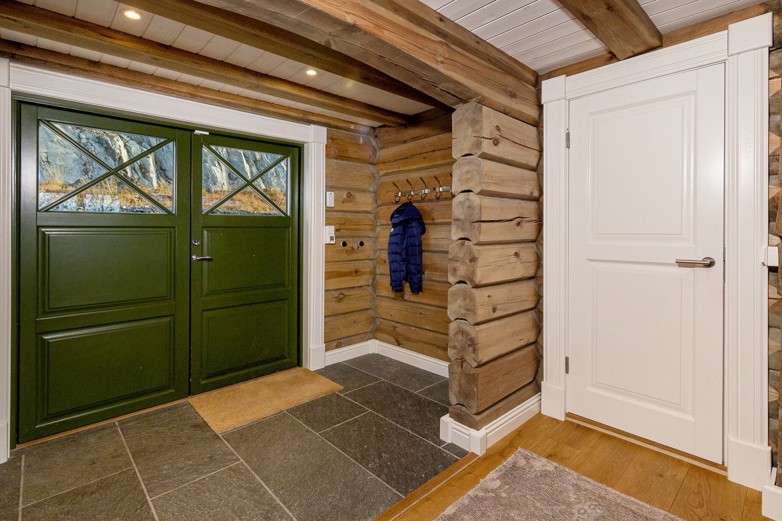 Entrè med dør inn til teknisk rom / bod / vaskerom Galleribilde