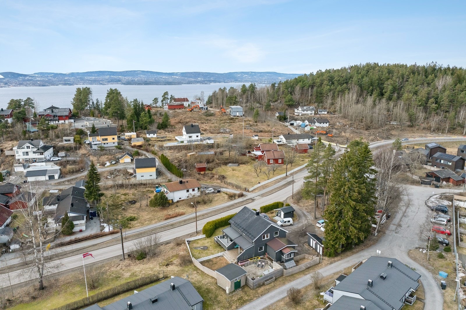 Eiendommen har nærhet til offentlig kommunikasjon og turområder. Galleribilde