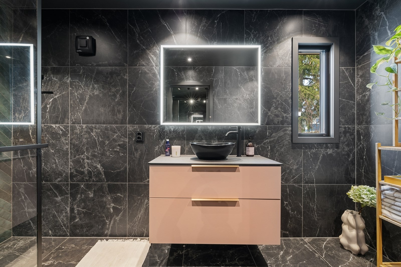 Badet i underetasjen er nyoppusset og meget lekkert. Galleribilde