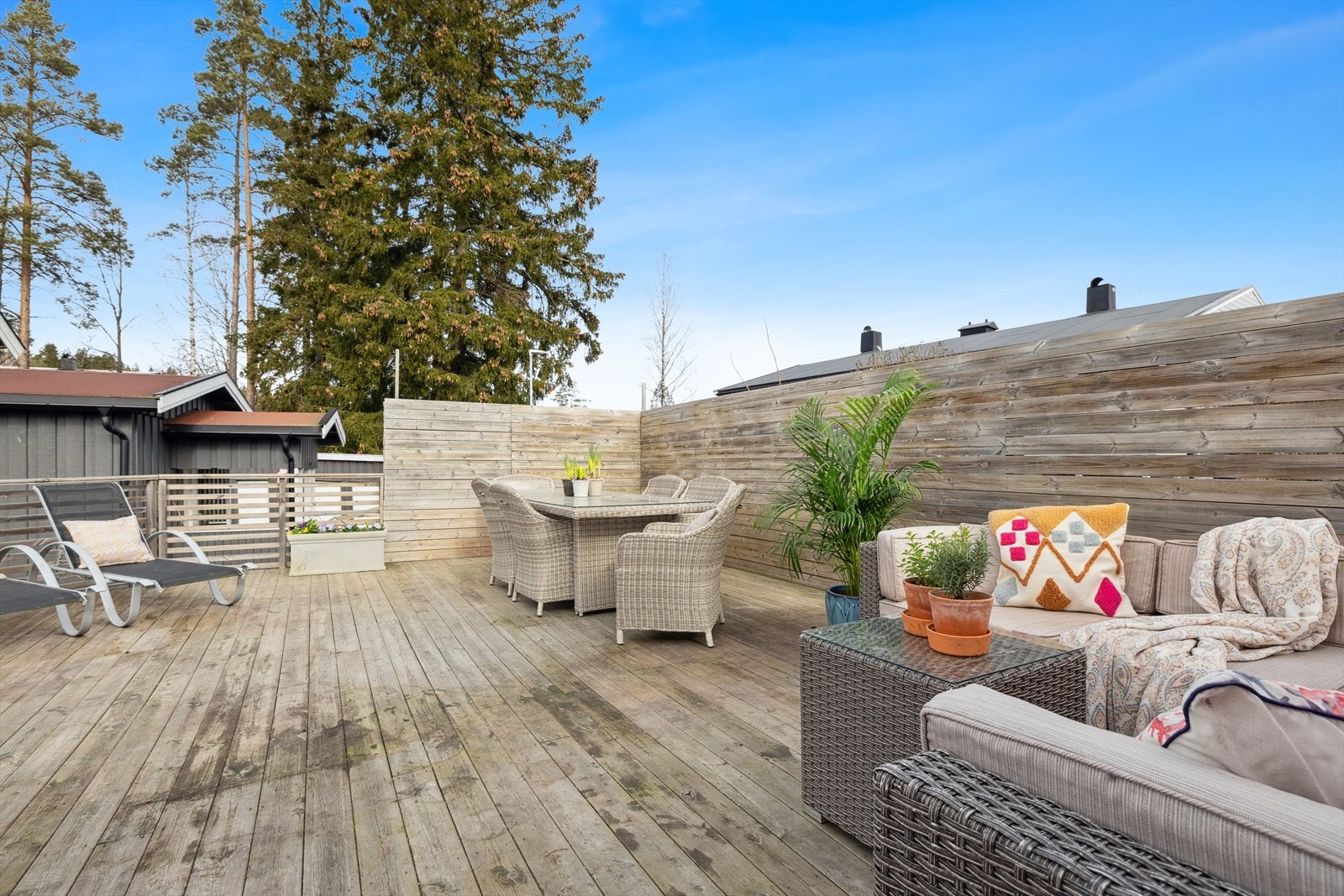 Godt med plass til diverse utemøblement hvor kvelder kan nytes. Galleribilde