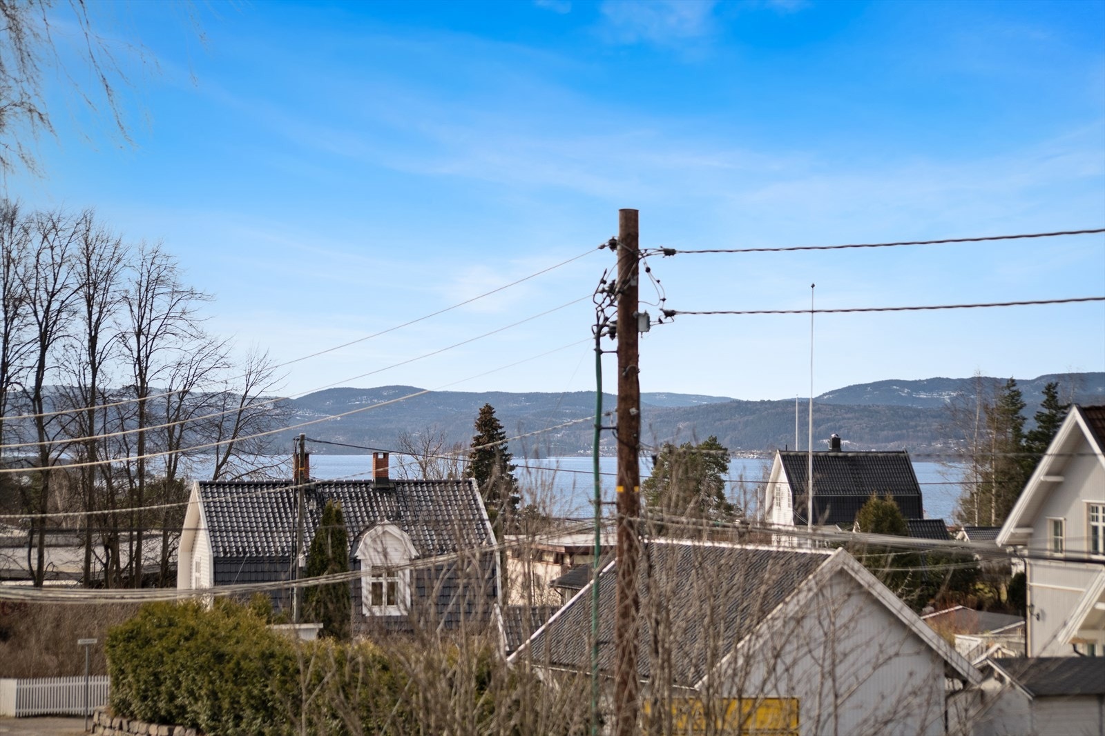 Fra boligen er det noe fjordutsikt. Galleribilde