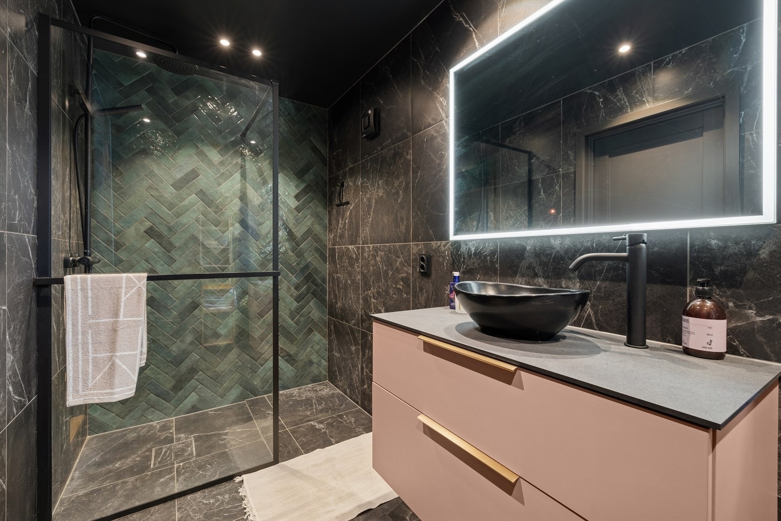 Stort speil og glassdusjvegger. Galleribilde