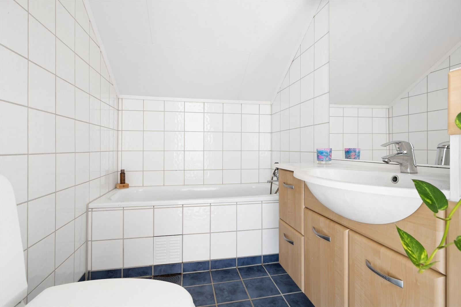 Praktisk baderom med badekar for de yngste. Galleribilde