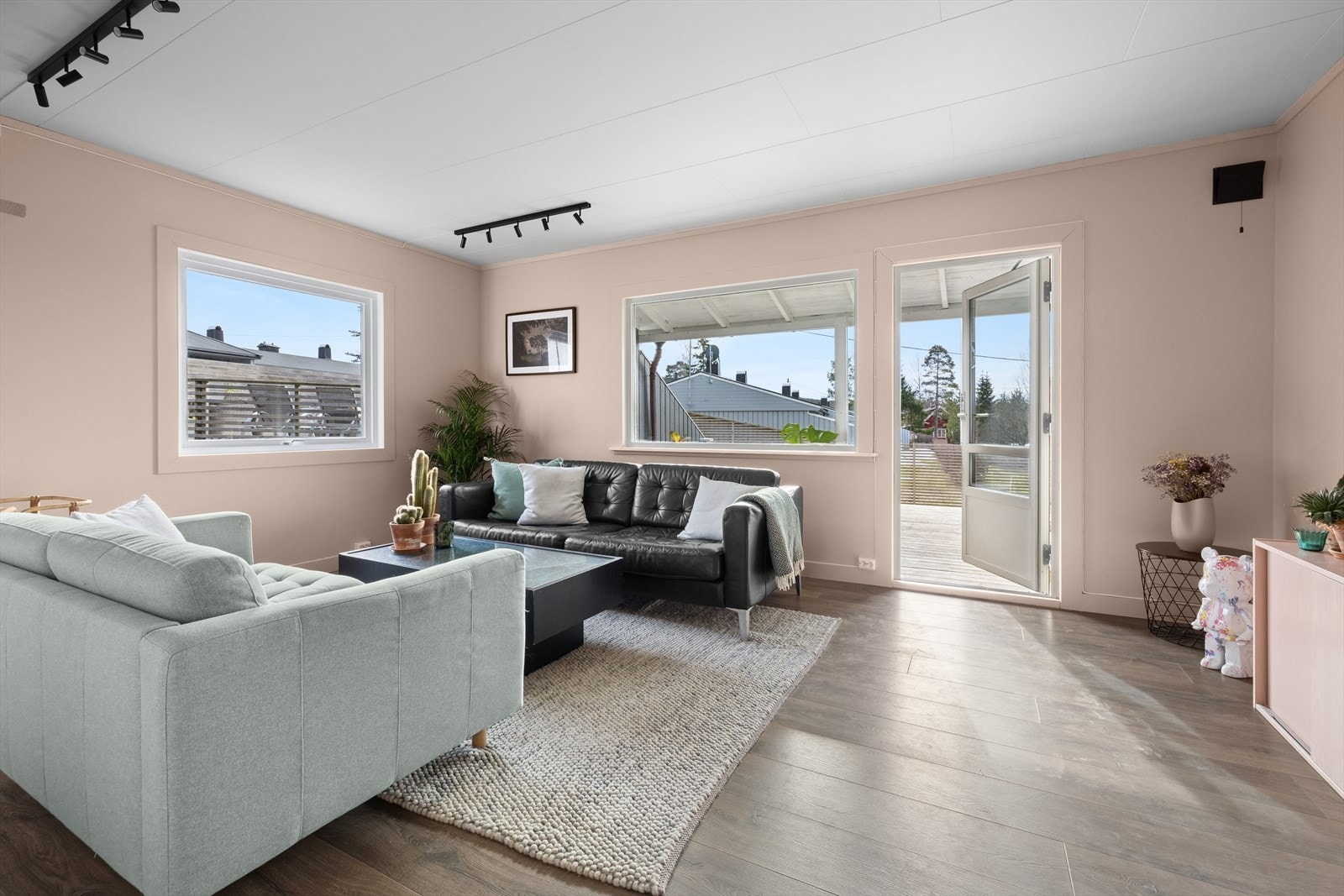 Velkommen til Bleksliveien 302. En halvpart av 2 mannsbolig med store uteområder sentralt på fjellstrand. Galleribilde