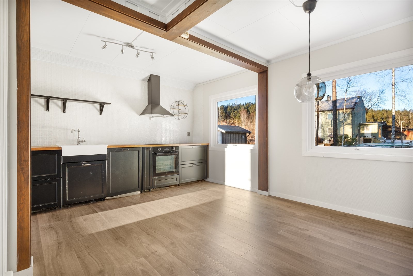 Romslig kjøkken med plass til spisebord. Galleribilde