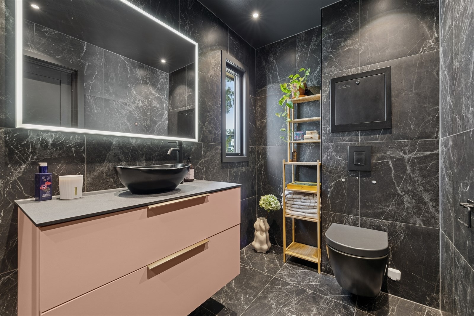 Mørke 60 X 60 fliser skaper et moderne utrykk. Galleribilde