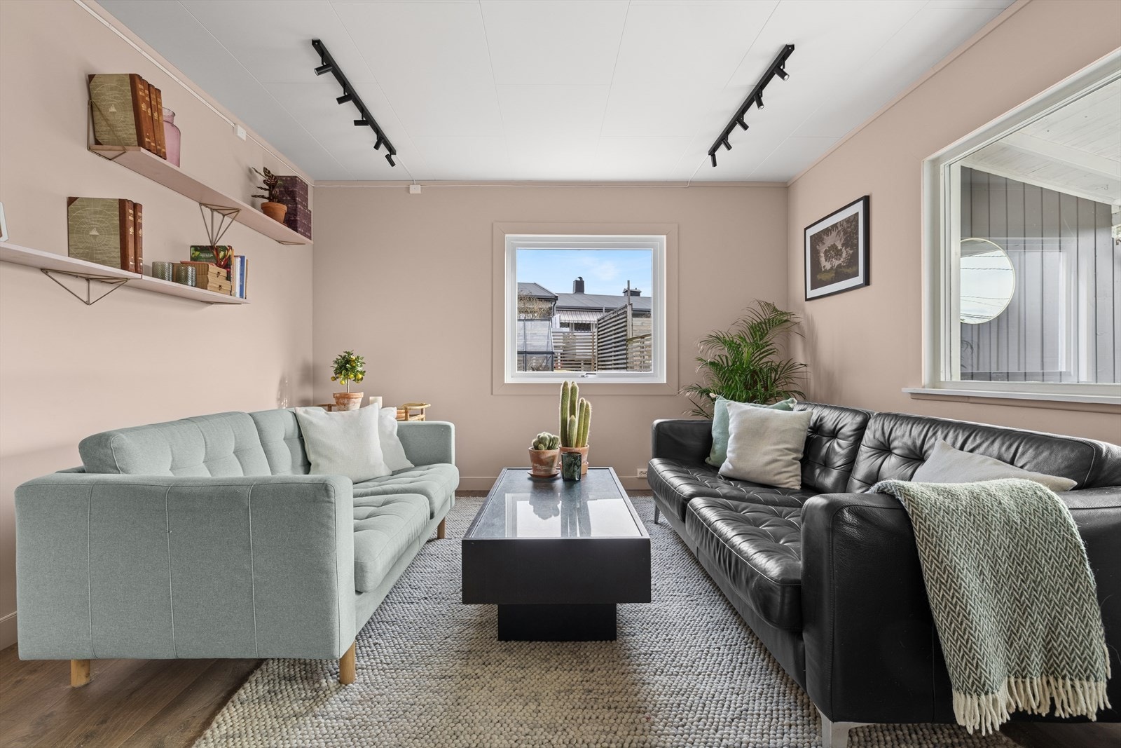 Spotskinner i himling sørger for god belysning av stuen. Galleribilde