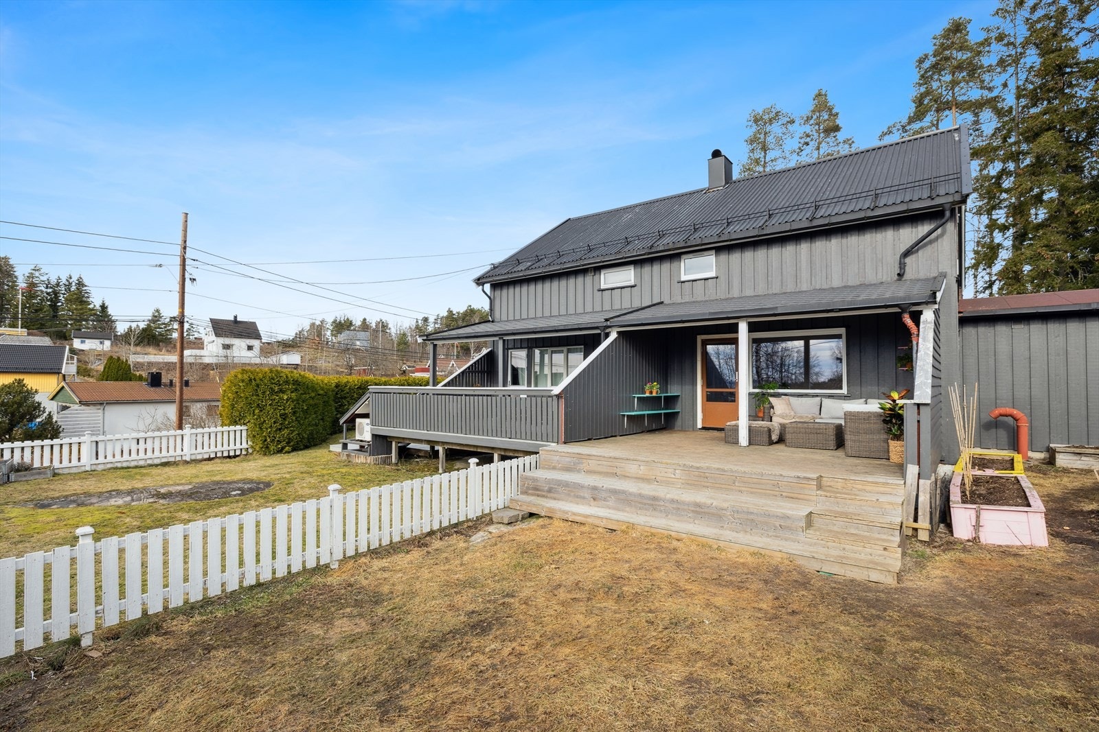 Nabogrense er avdelt med gjerde. Galleribilde