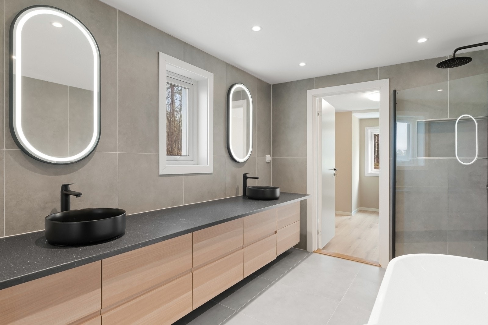 Langstrakt baderomsinnredning med romslige skuffer og to servanter. Galleribilde