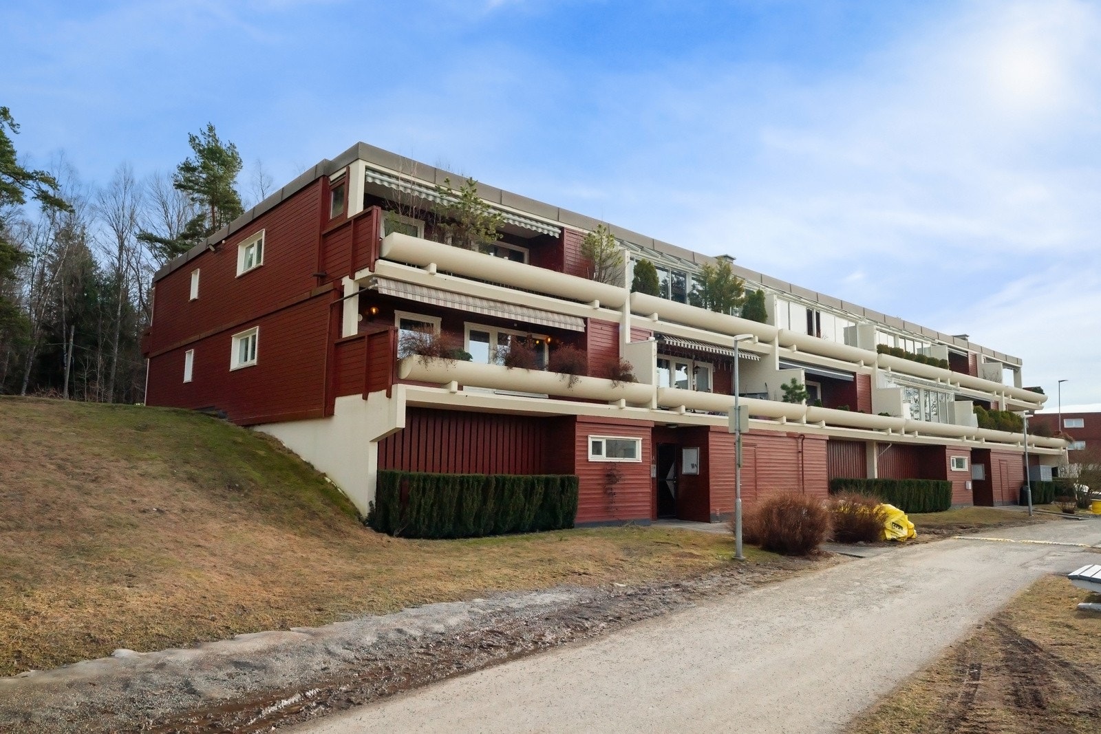 Her får dere en stor 5-roms hjørneleilighet med attraktiv beliggenhet i skogkanten. Galleribilde