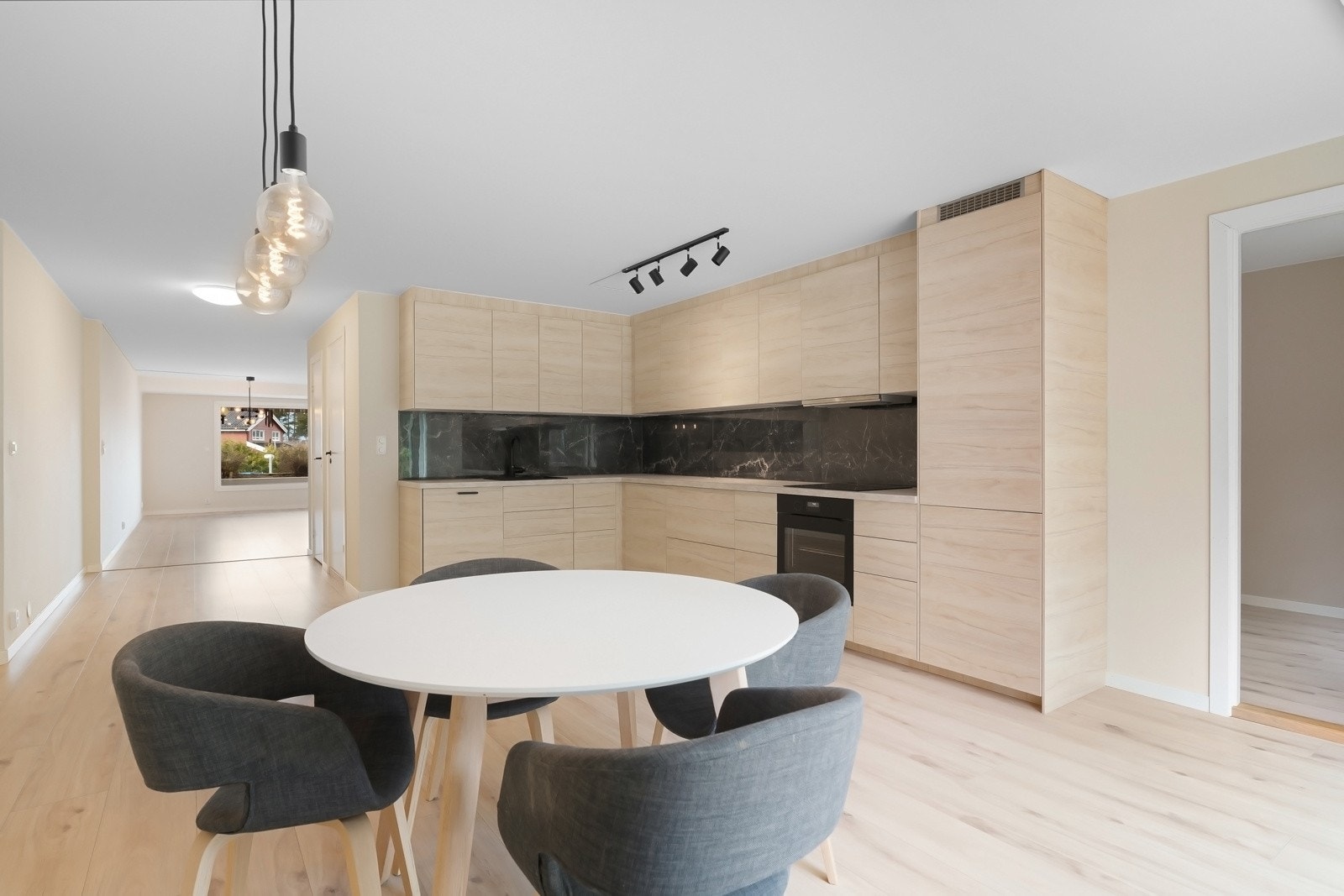 Det er integrerte hvitevarer som platetopp, stekeovn, oppvaskmaskin og kjøleskap med frysedel. Galleribilde