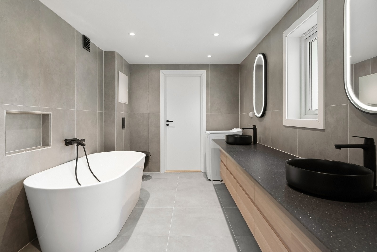 Stort, frittstående badekar som både store og små vil sette pris på. Galleribilde