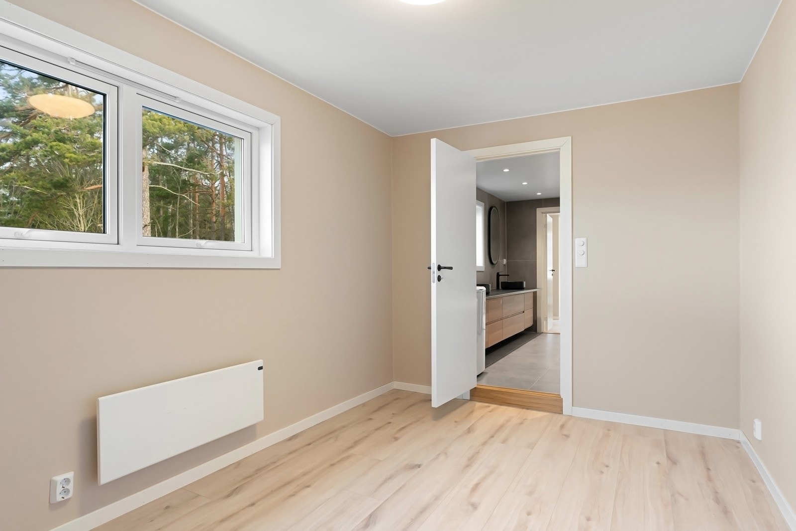 Leiligheten byr på totalt 4 soverom. To av rommene har direkte adkomst til det største badet. Galleribilde