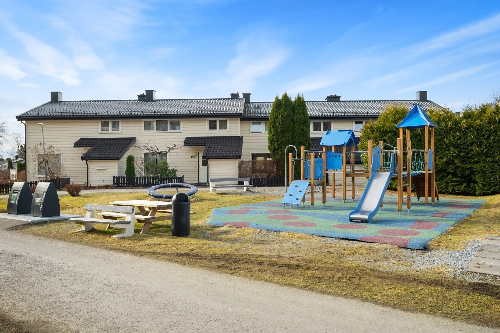 Lekeplass for barna like utenfor inngangsdøren. Galleribilde