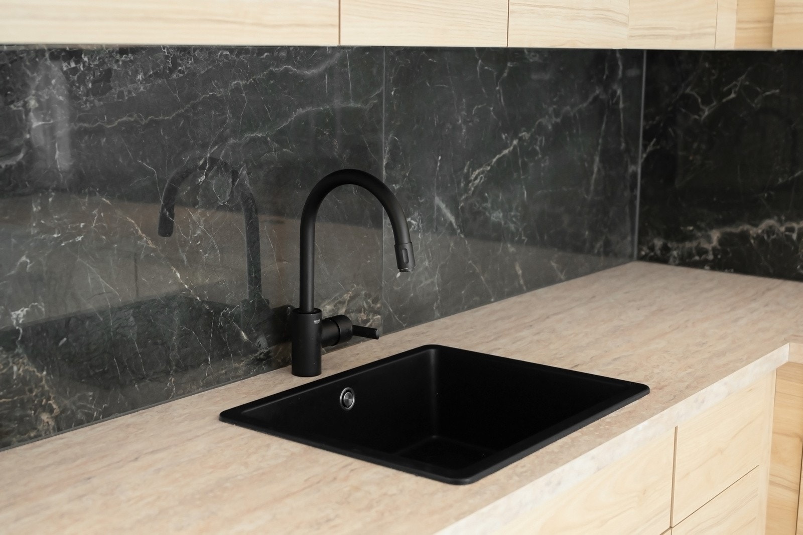 Laminat benkeplate med nedfelt oppvaskkum og fliser på vegg. Galleribilde