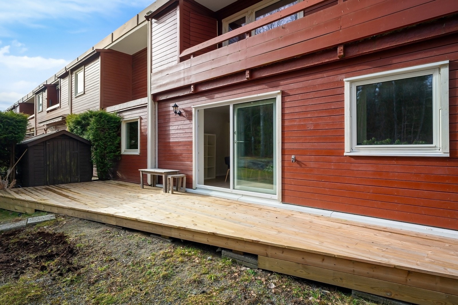 På vår- og sommerhalvåret blir dette som et ekstra oppholdsrom med mer plass til lek og sosiale lag. Galleribilde