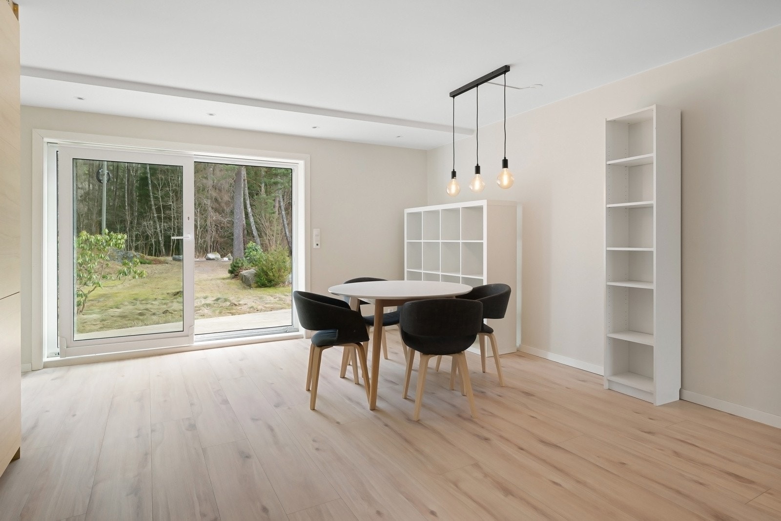 Skyvedører skaper en sømløs overgang mellom ute- og innerom. Galleribilde