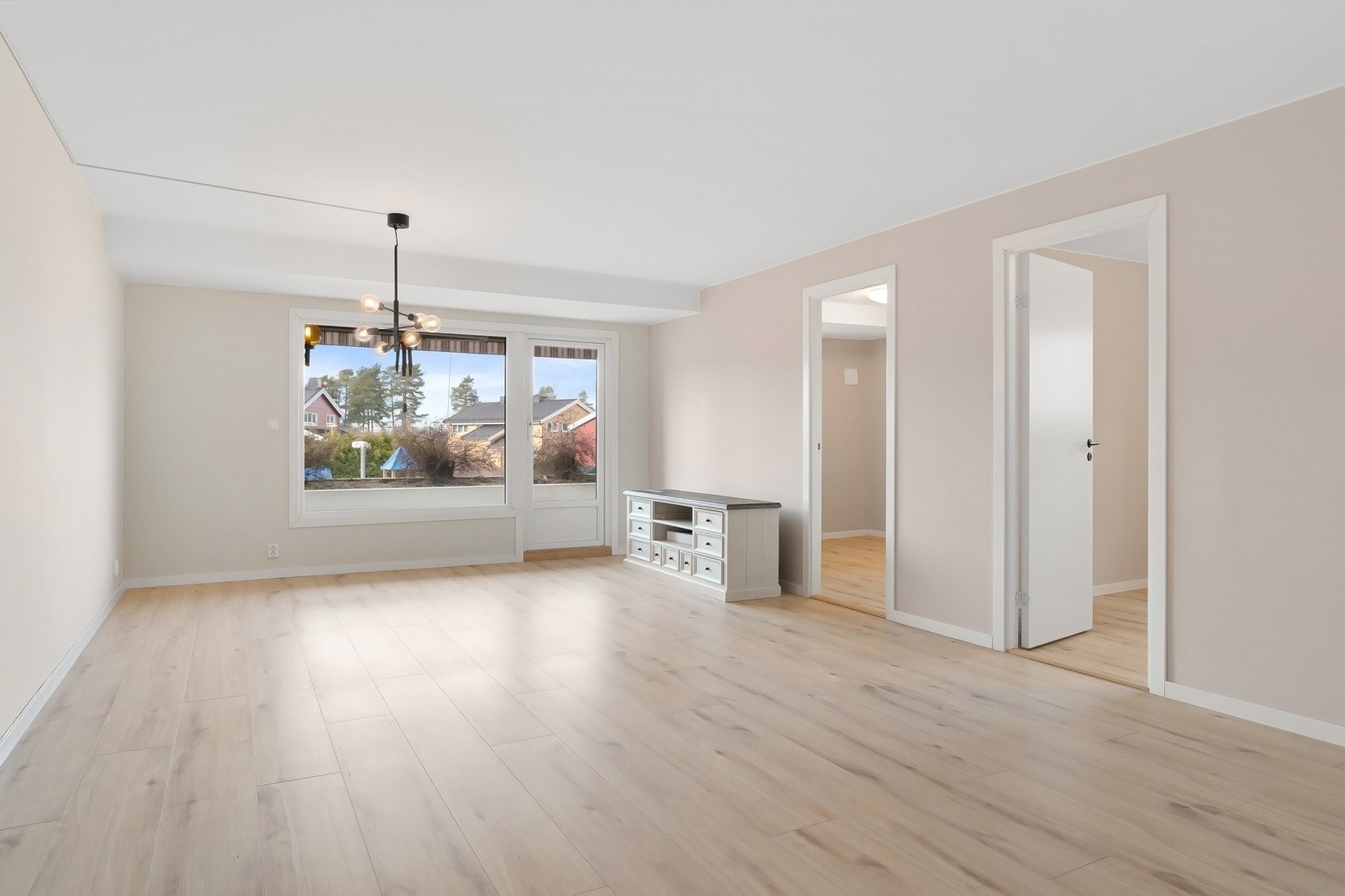 Her får dere et stort og innholdrikt hjem med gjennomgående planløsning. Galleribilde