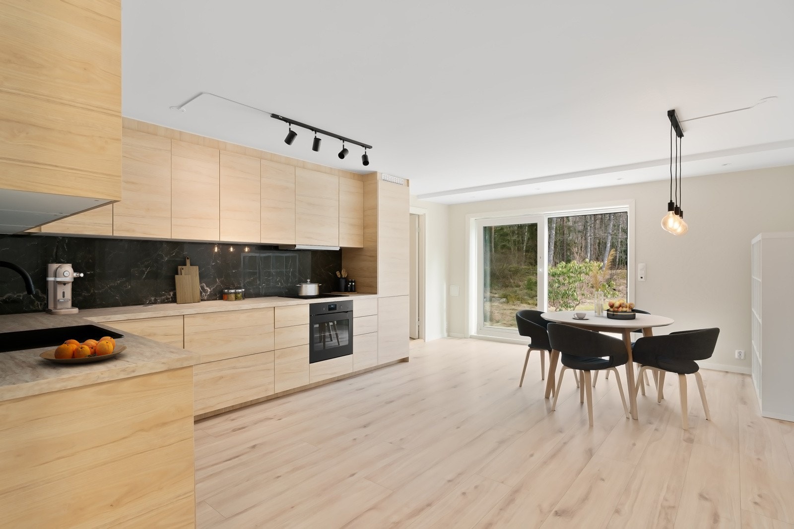 Stort spisekjøkken med direkte utgang til markterrasse og frodige omgivelser. Digital innredning. Galleribilde