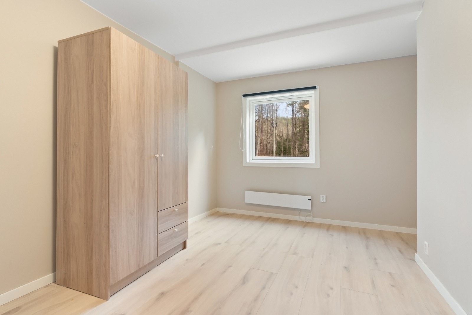 Stort hovedsoverom med plass til dobbeltseng og garderobe. Galleribilde