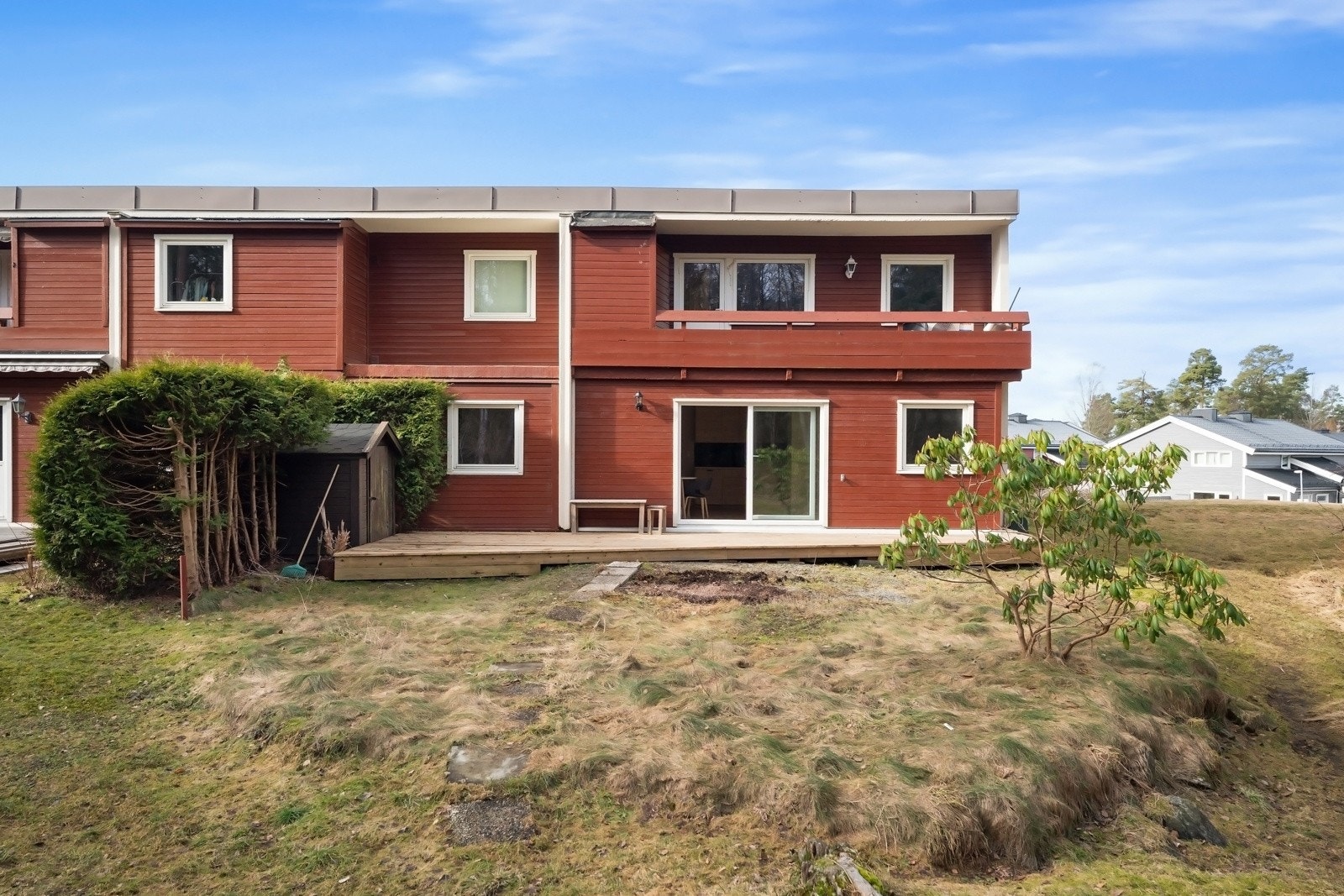 Et hjem med mye boltreplass både ute- og innendørs, til glede for store og små. Her er det god plass til hyggelig sittegruppe, grill og ønsket utemøblement. Galleribilde