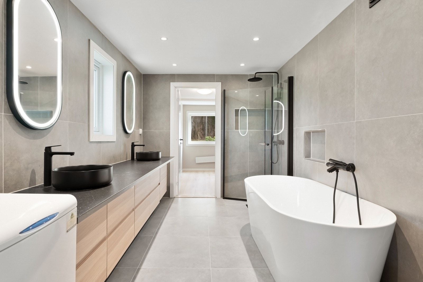 Videre byr boligen på to flotte baderom - begge pusset opp i 2023. Galleribilde