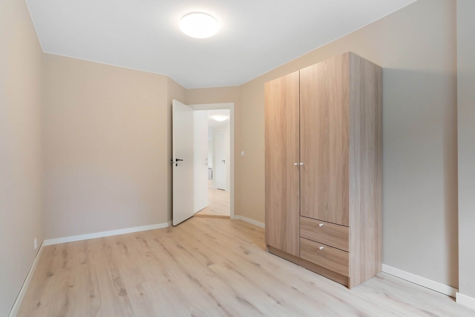 Leiligheten er malt i en lys fargepalett, noe som gjør det enkelt å innrede. Galleribilde