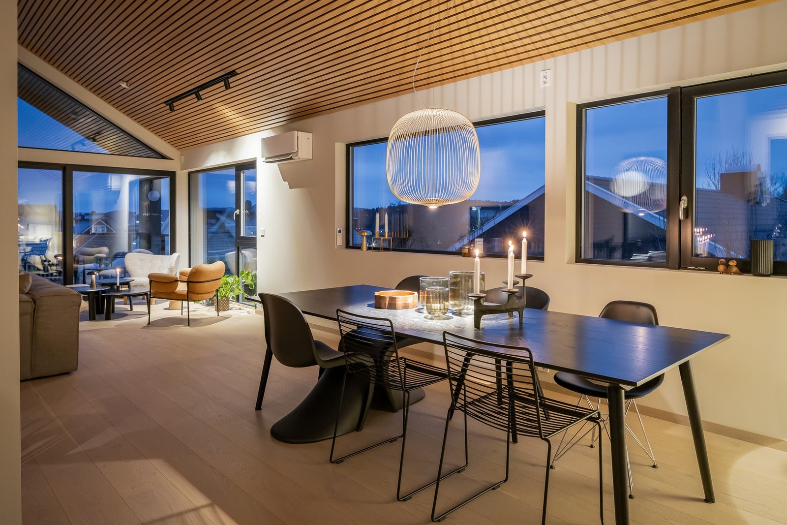 Lekker stue med en sjelden atmosfære som følge av en åpen spilekledd himling i eik og utstrakte vindusflater for rikelig lysinnslipp. Galleribilde