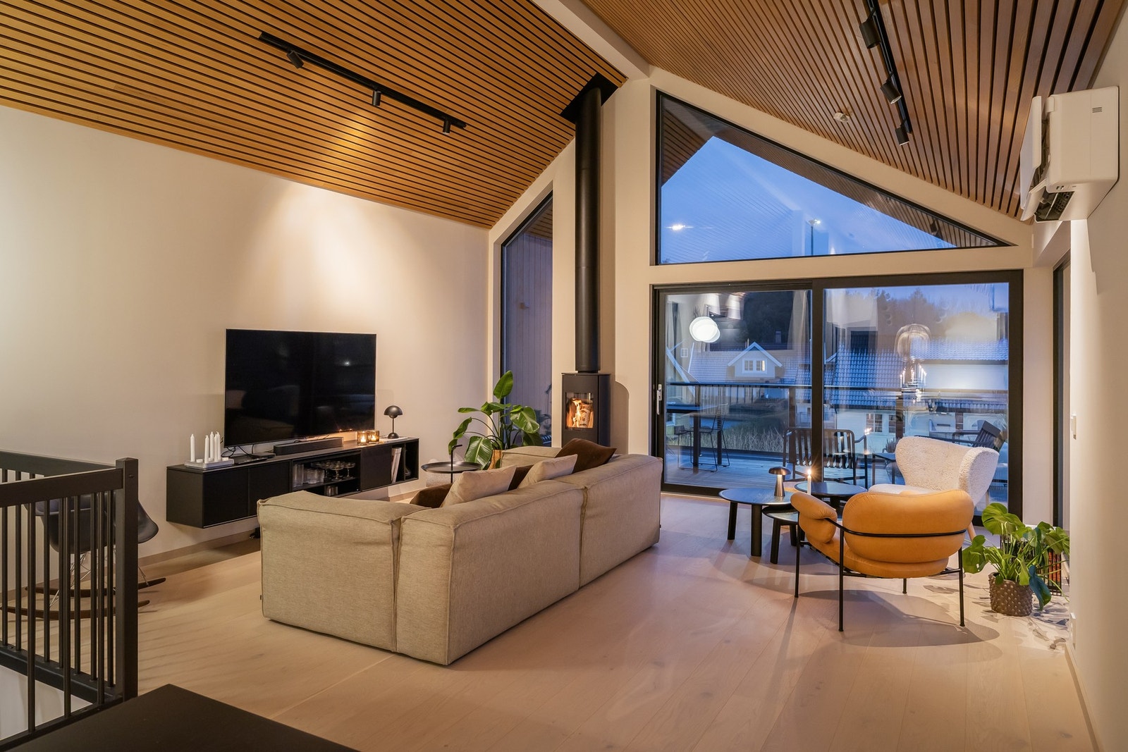 Her nyter man ei gunstig plassering i ei trafikkstille og rolig gate. Galleribilde