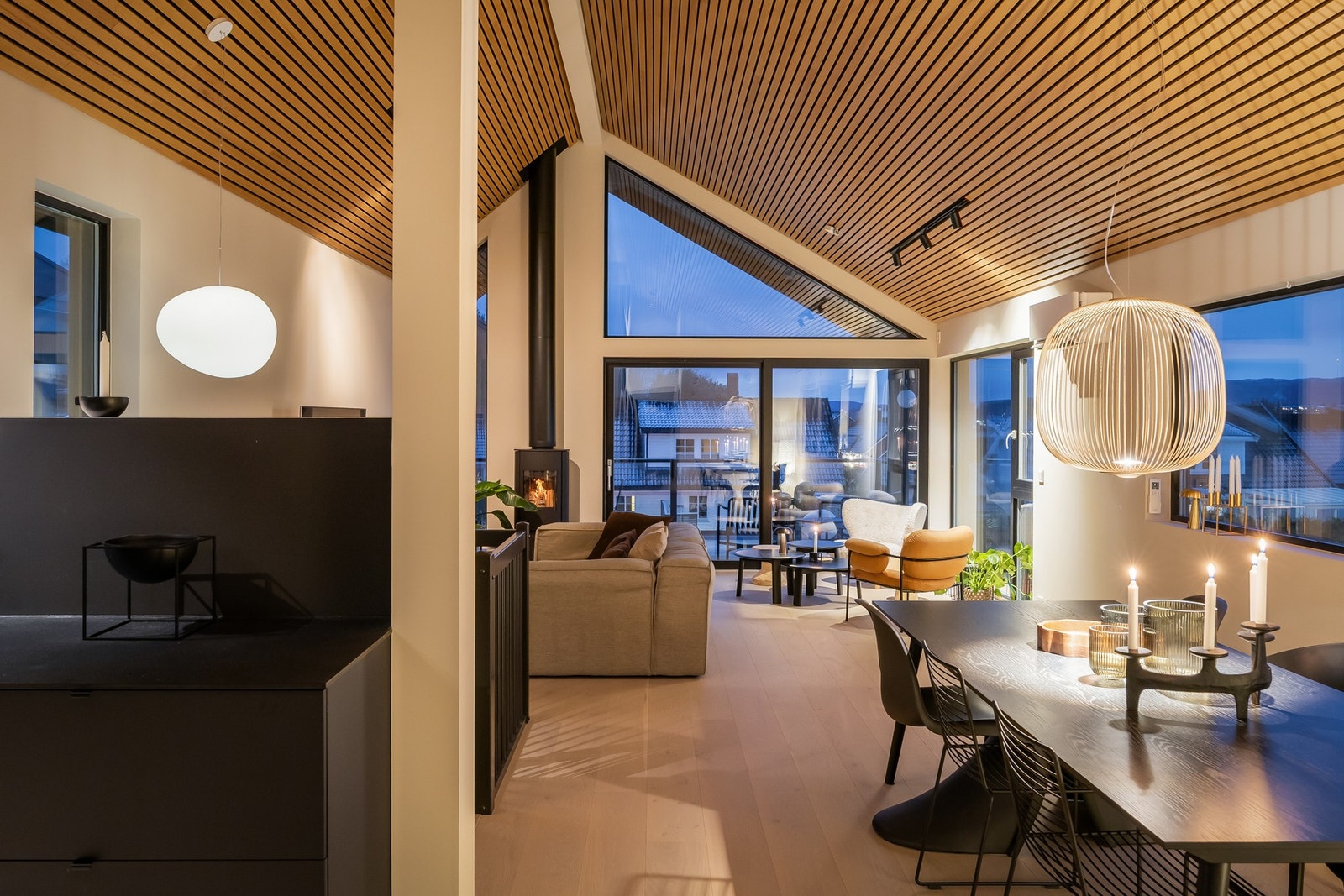 Boligen nyter en høy standard og fremstår med svært lav slitasjegrad fra byggeåret 2023. Galleribilde