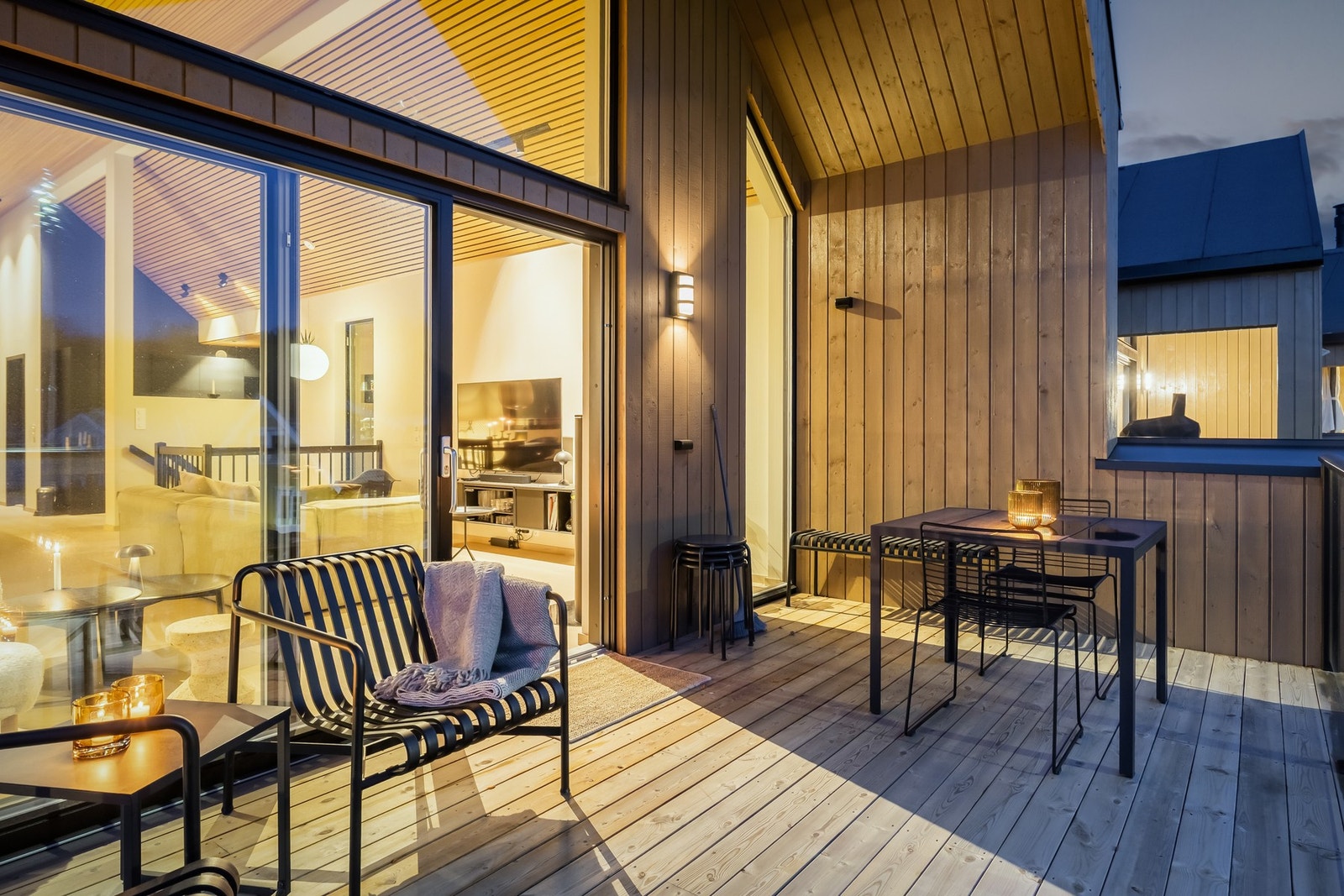 Eiendommen nyter et lekkert uttrykk både inn- og utvendig med trekledd fasade, store vindusflater, og påkostet standard. Galleribilde