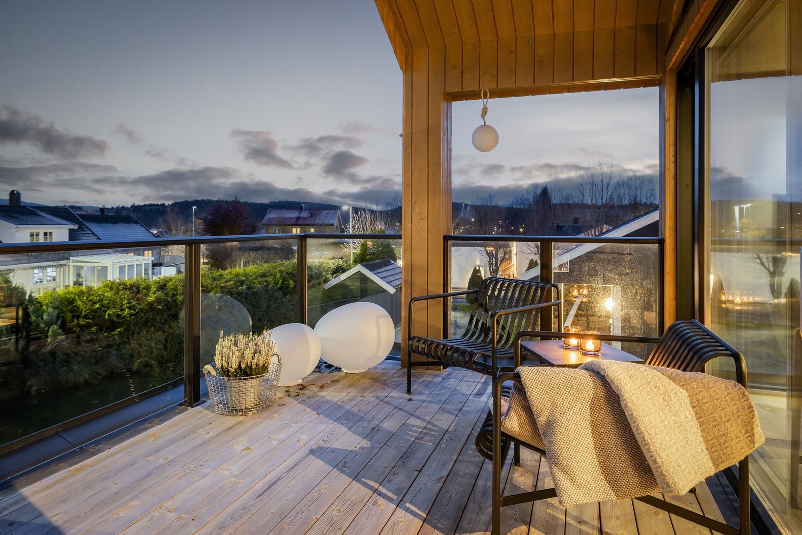 Høyt hevet med flott utsikt sørover, og formidable solforhold på terrassen. Galleribilde