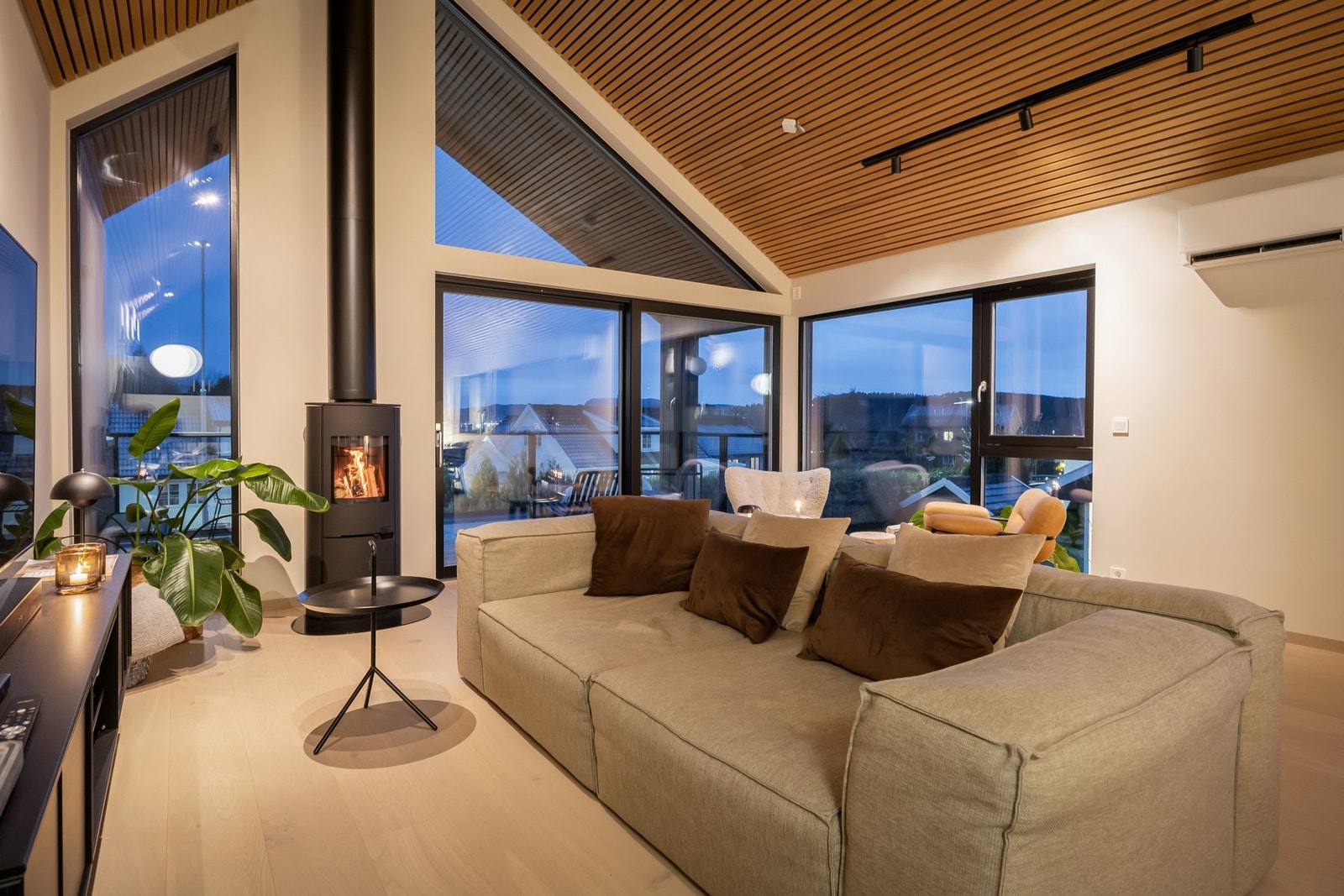 Svært gode lys- og solforhold her på enden mot sør og med luftig beliggenhet høyt i terrenget. Galleribilde