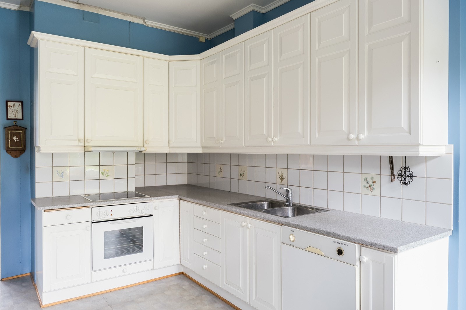 Kjøkkenet utgjør ca. 15 kvm og har det originale spiskammerset vegg-i-vegg. Galleribilde