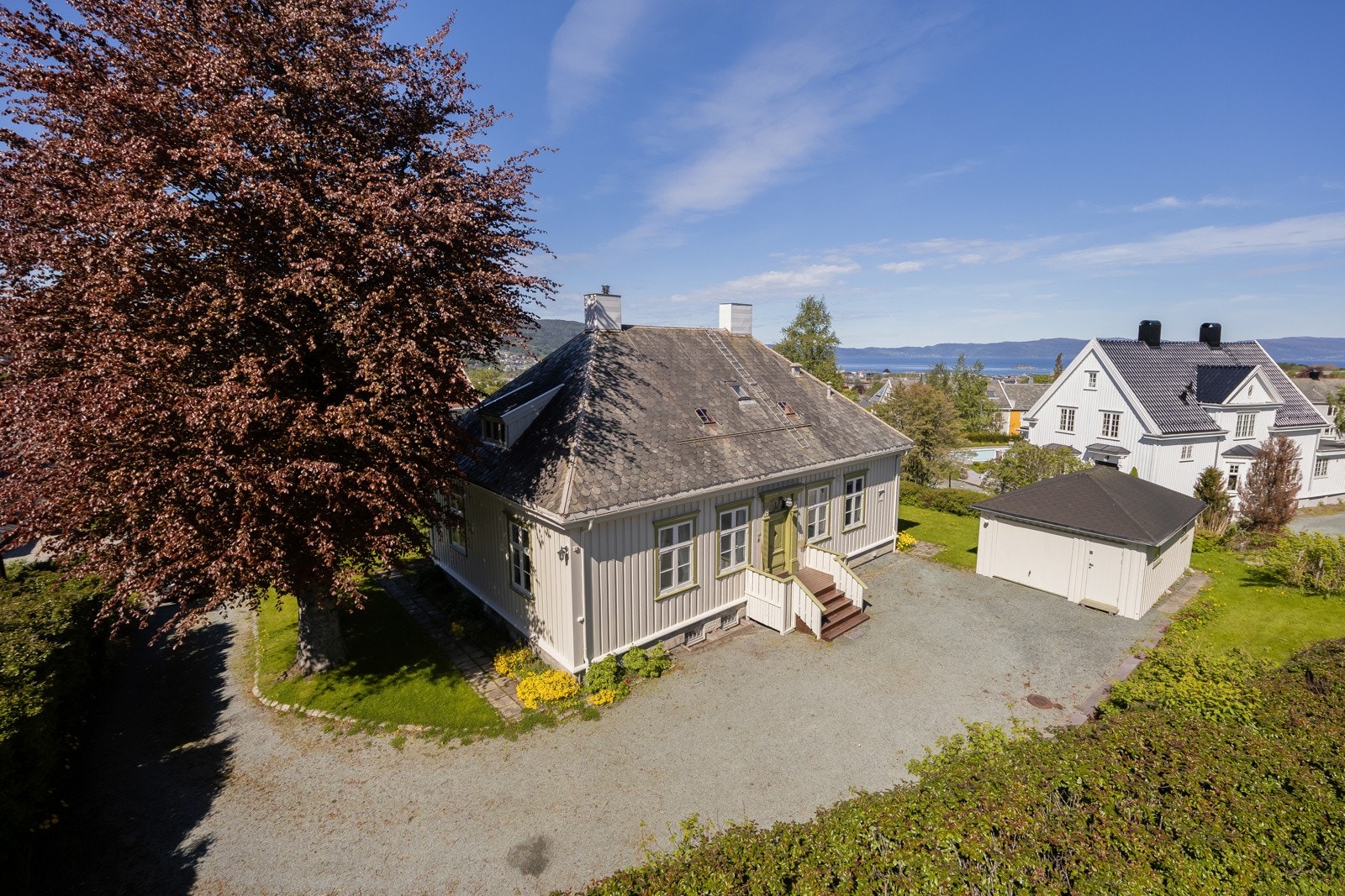 Eiendommen har et forholdsvis flatt og lett håndterlig terreng, og har i bakkant av huset en stor gårdsplass og garasje med utebod. Galleribilde