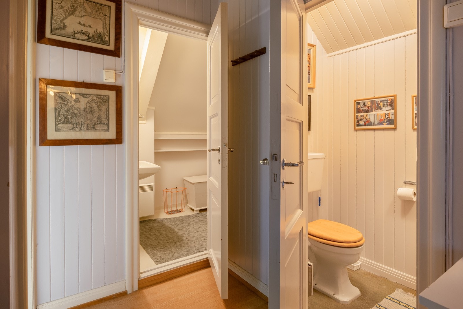 Toalettrom og rom med vask. Tidligere var det dusjløsning. Her er det muligheter for endring av romløsning ved oppgradering. Galleribilde