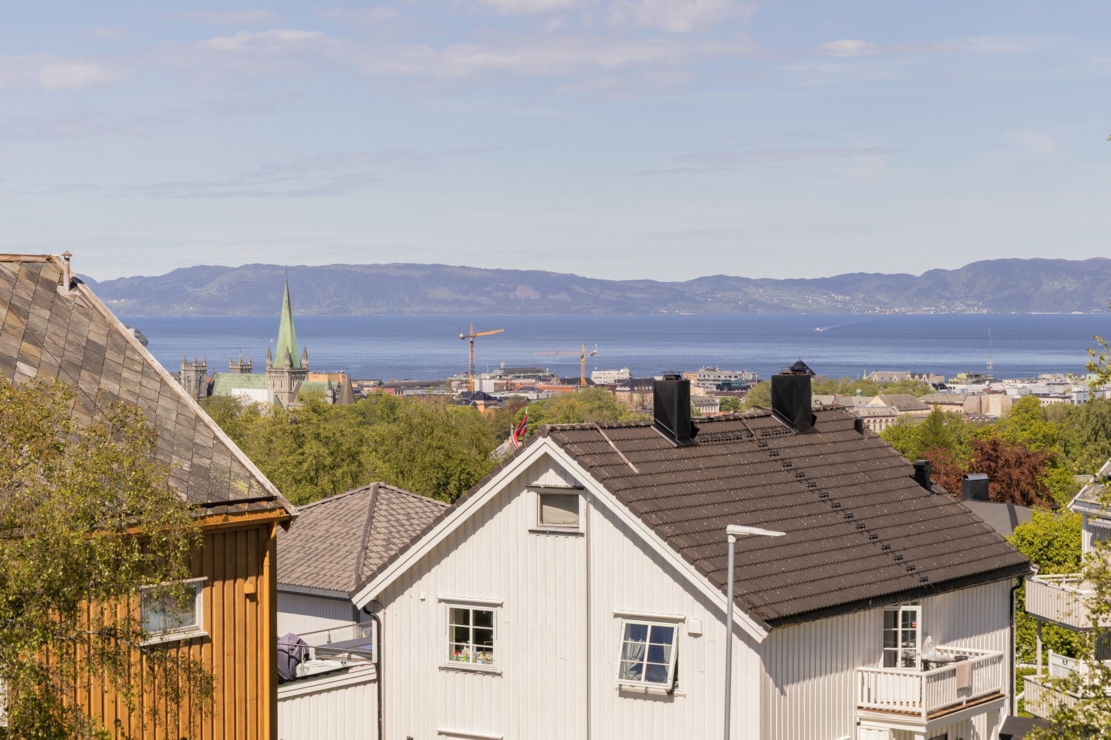 Andre etasje byr på fantastisk utsikt over byen og Trondheimsfjorden. Galleribilde
