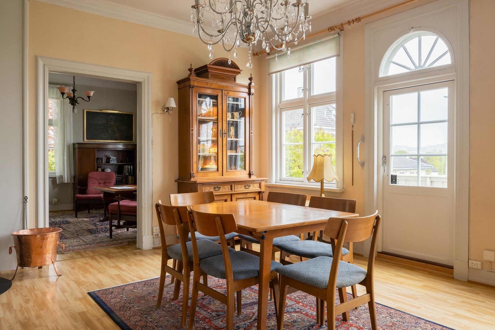 Hele etasjen nyter en generøs takhøyde, her fra spisestuen som måler ca. 20,5 kvm og som har direkte tilknytning til kjøkkenet. Galleribilde