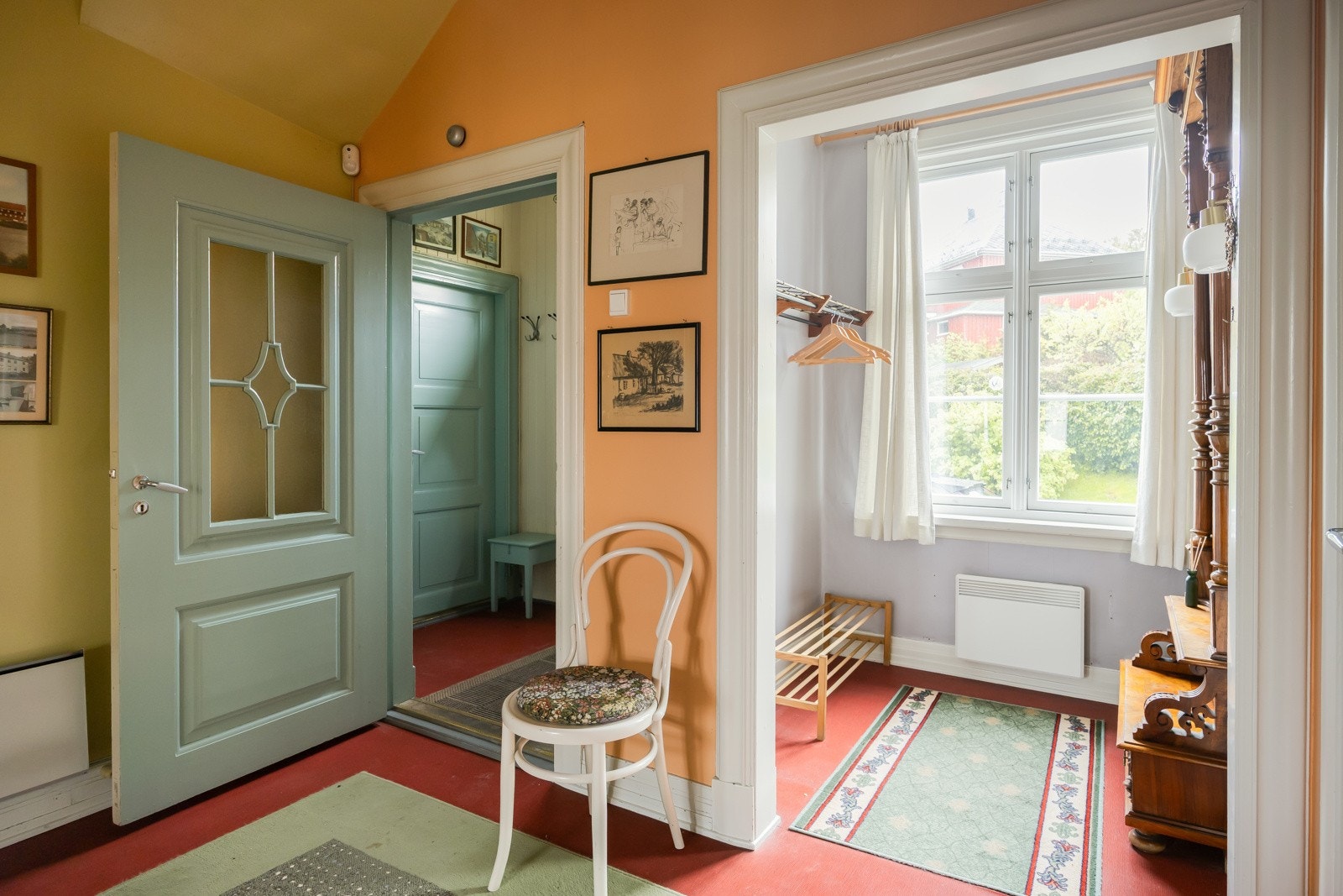 Sjarmerende hall og entré på totalt ca. 16 kvm med ei flott garderobenisje like ved inngangsparti. Galleribilde