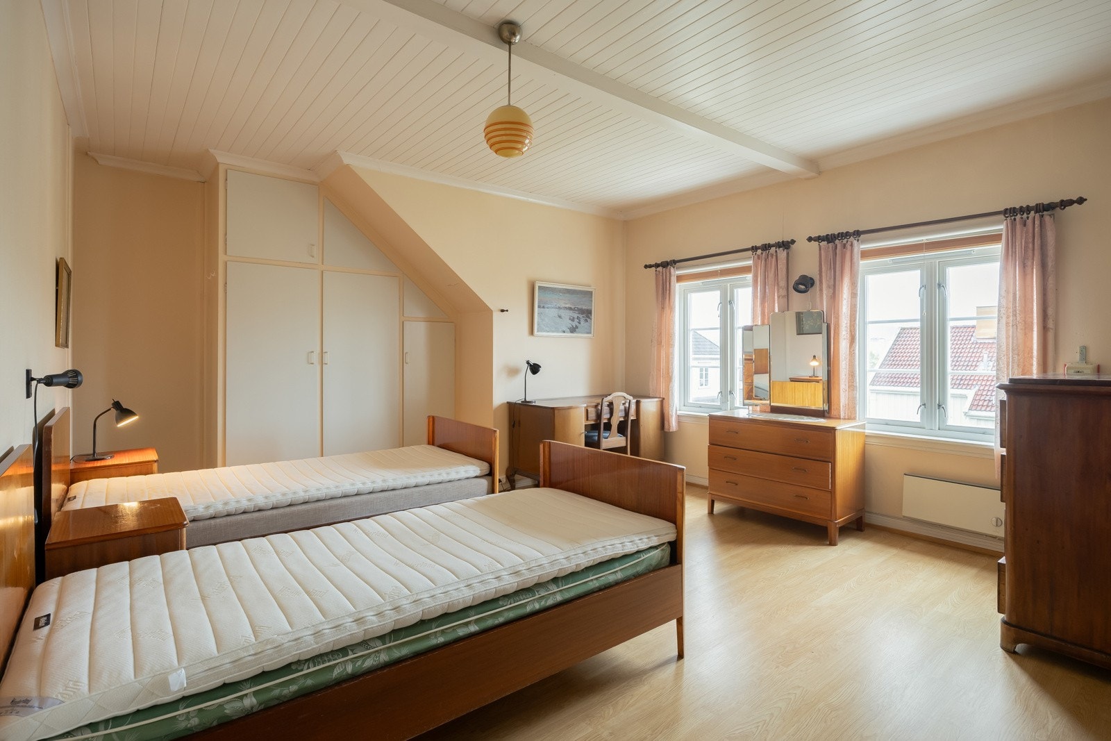 Andre etasje har tre soverom, bad/toalett og store uinnredede loftsareal med godt potensial. Galleribilde