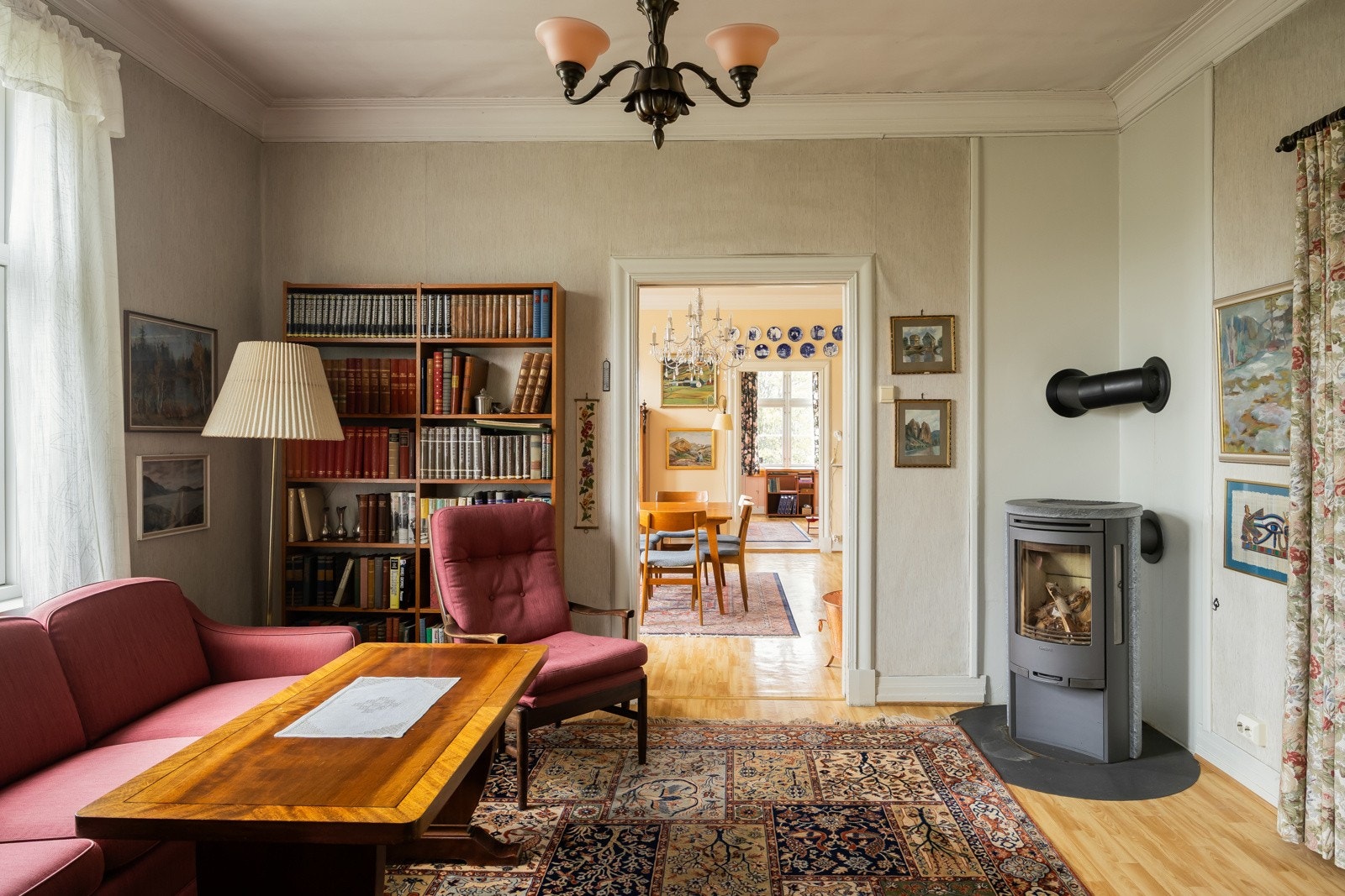 Villaen har to pipeløp, og har etablert vedovn i flere av stuene. Galleribilde