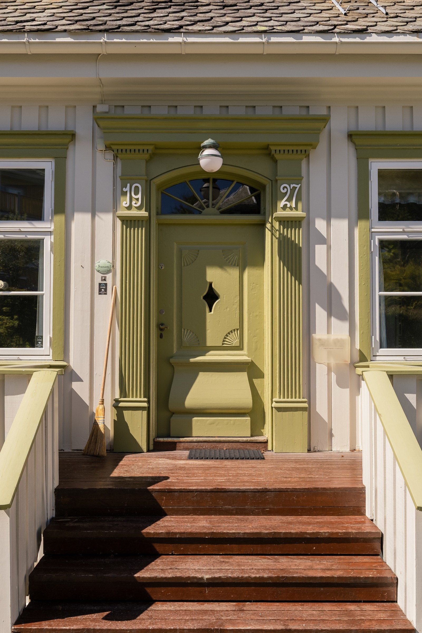 Trevillaen fra 1928 har mye stil og karakter i behold, og preges av profilerte dører og listverk, presise utskjæringer, og et staselig uttrykk fra tida huset ble oppført. Galleribilde