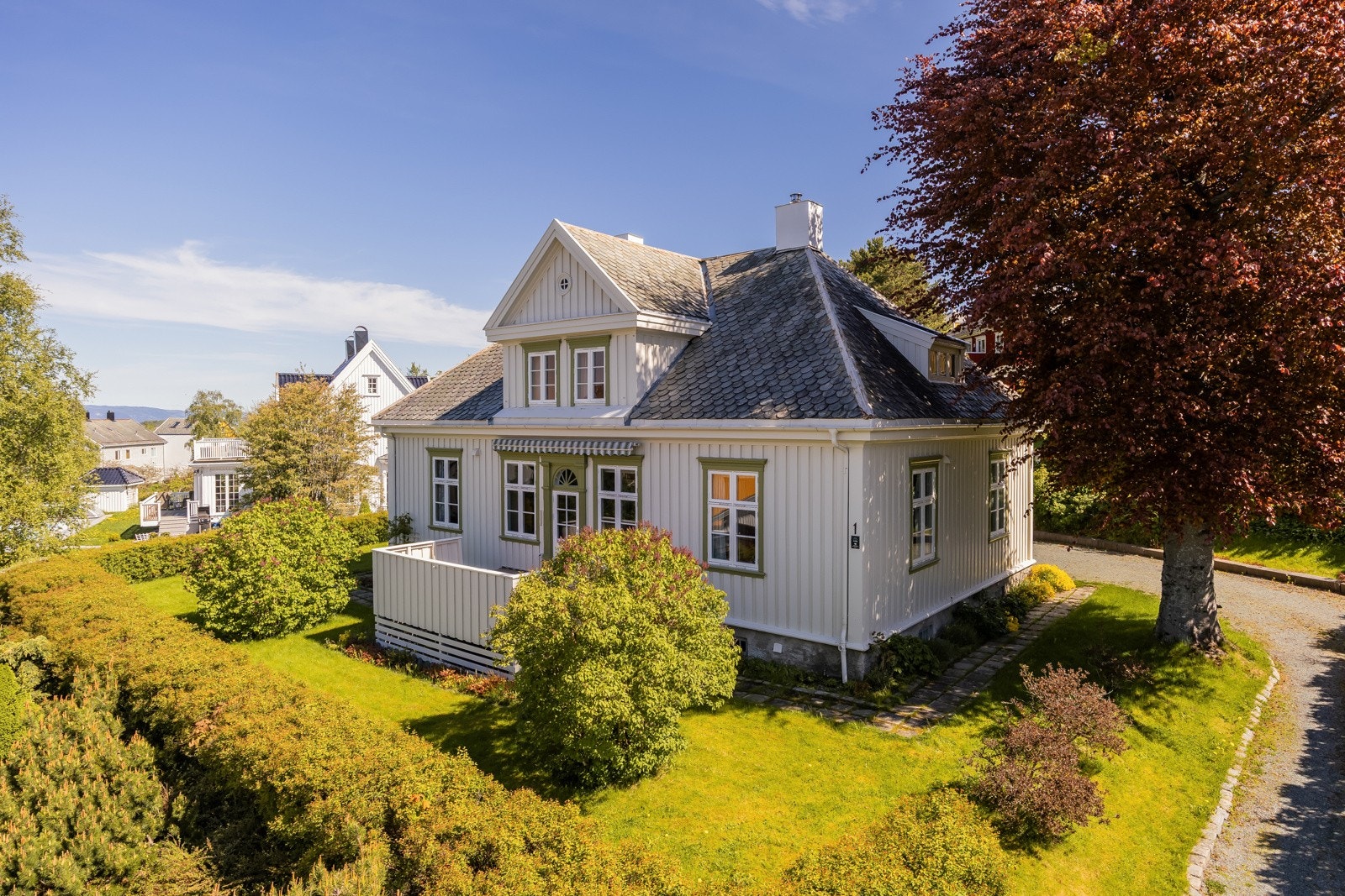 Villaeiendommens beliggenhet på et høydedrag gir ypperlige sol- og utsiktsforhold, og de romslige tomtene gir en privat og usjenert tilværelse. Galleribilde