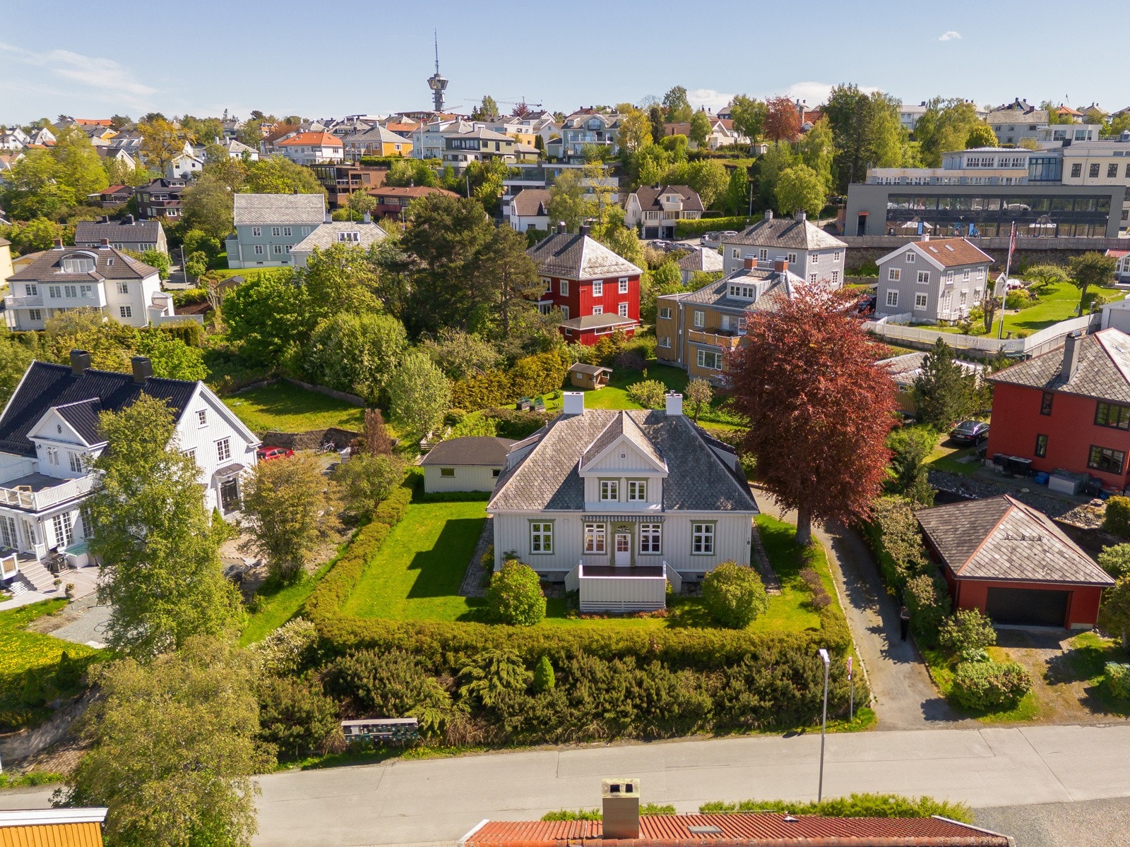 Eiendommen sokner til Berg skole som ligger innen 100 m luftlinje. Det er i tillegg flere barnehager i nærområdet. Naturlig gangavstand til NTNU, Sintef og St. Olavs hospital. Galleribilde